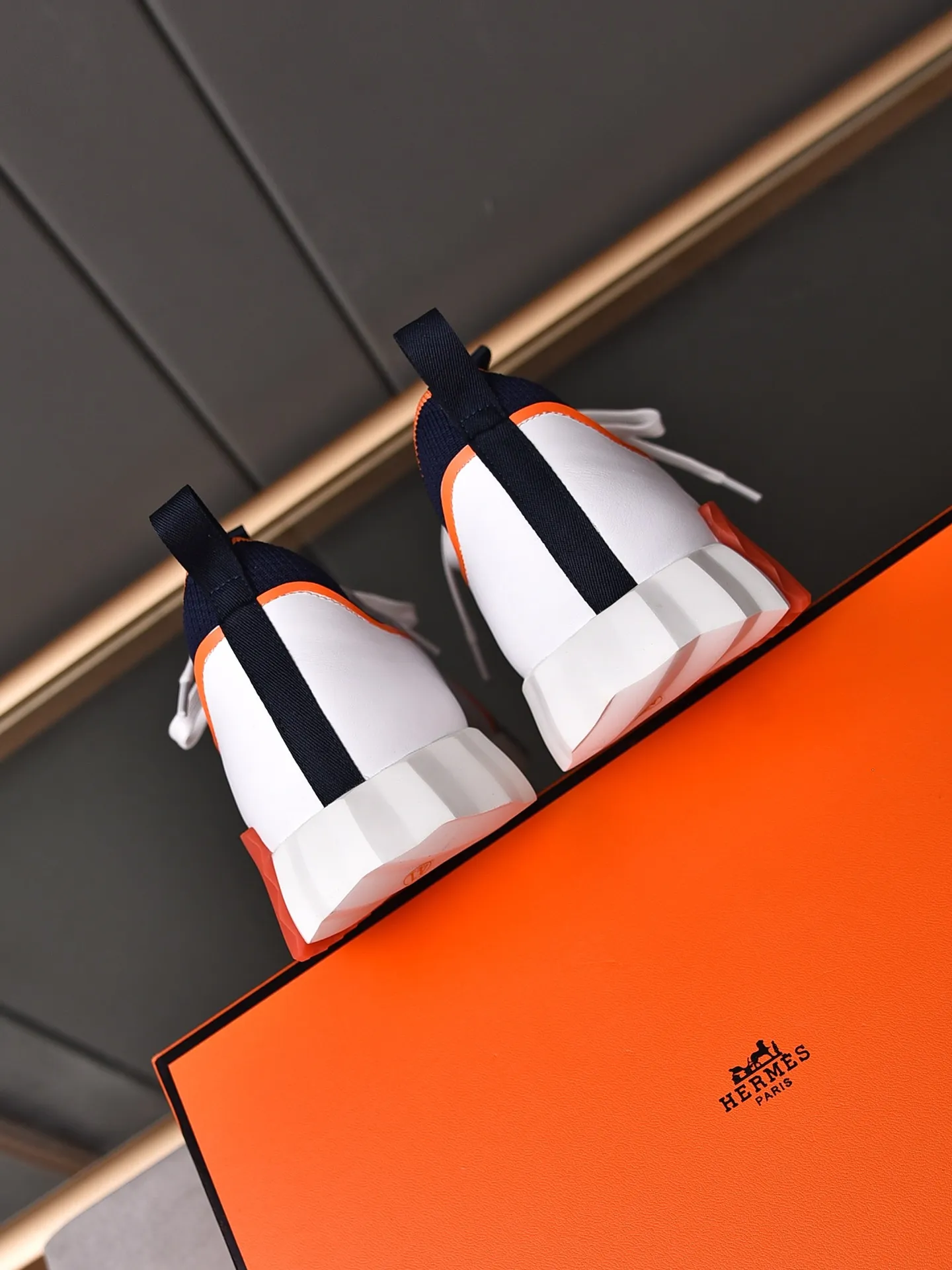 Factory price PP600 [Hermes] fe new arrival~ New Bouncing sneakers are the most comfortable shoes from Hermès, no one else⃣️. They are very light on the feet and look great. You won’t feel tired even when you go shopping and running around. 👍 Very light and comfortable, very light, suitable for both sports and leisure, and feel great when you step on them! It’s up to you to choose, there’s always what you want~ ✔️Fabric: Imported first-layer cowhide + high-elastic fly weave ✔️Inner lining: Imported water-dyed cow lining ✔️Outsole: Seamless combination of IP+TPU (multi-color letters) German technology irradiation machine ✔️Code number: Male 38-44 (45 customized)